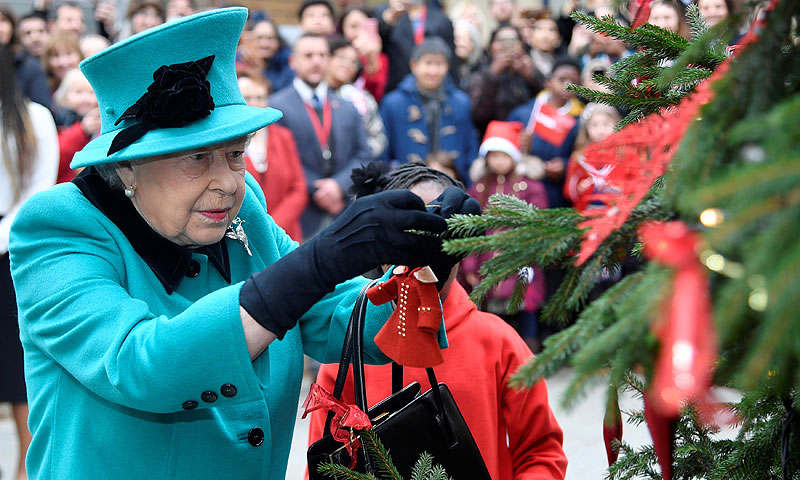 FOTOGALERÍA: Así adornan el árbol de Navidad las Familias Reales