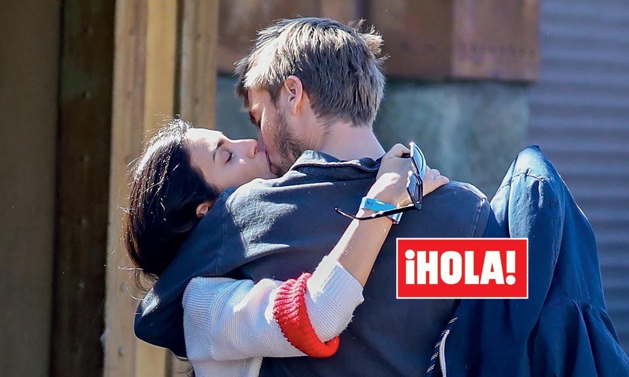 Exclusiva en ¡HOLA!, el beso de película de Alessandra y Christian de Hannover en su primer aniversario de boda