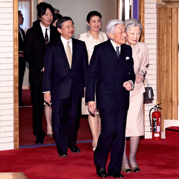 Los emperadores de Japón conmemoran sus 30 años de reinado tras conocerse el nombre de la nueva era 