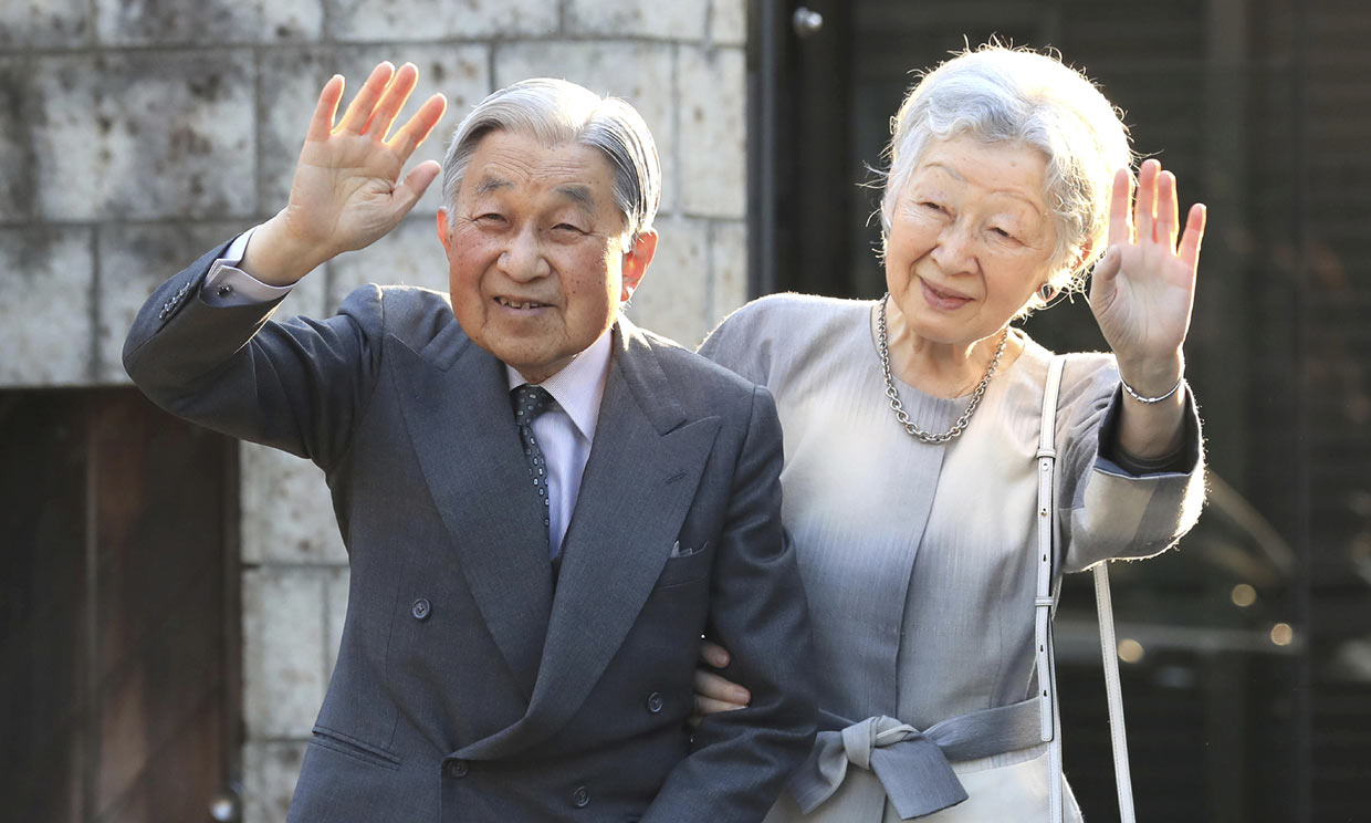 Los emperadores de Japón visitan los jardines en los que creció Michiko días antes de la abdicación