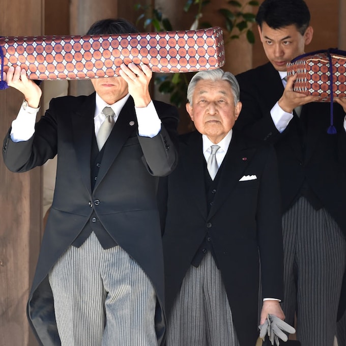 Empieza la cuenta atrás: Akihito de Japón recoge los tres tesoros imperiales que cederá a su hijo