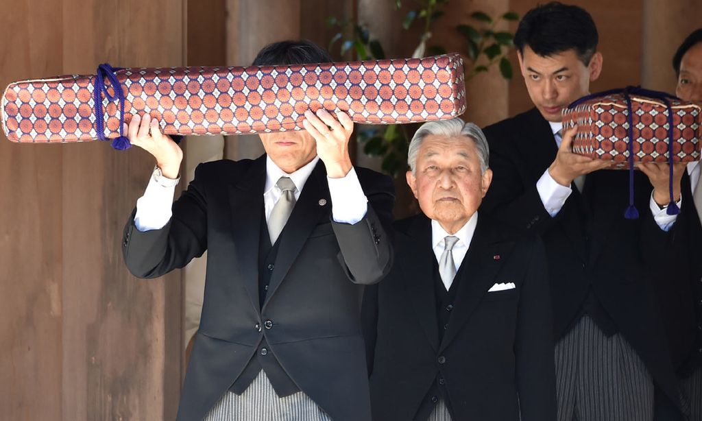 Empieza la cuenta atrás: Akihito de Japón recoge los tres tesoros imperiales que cederá a su hijo