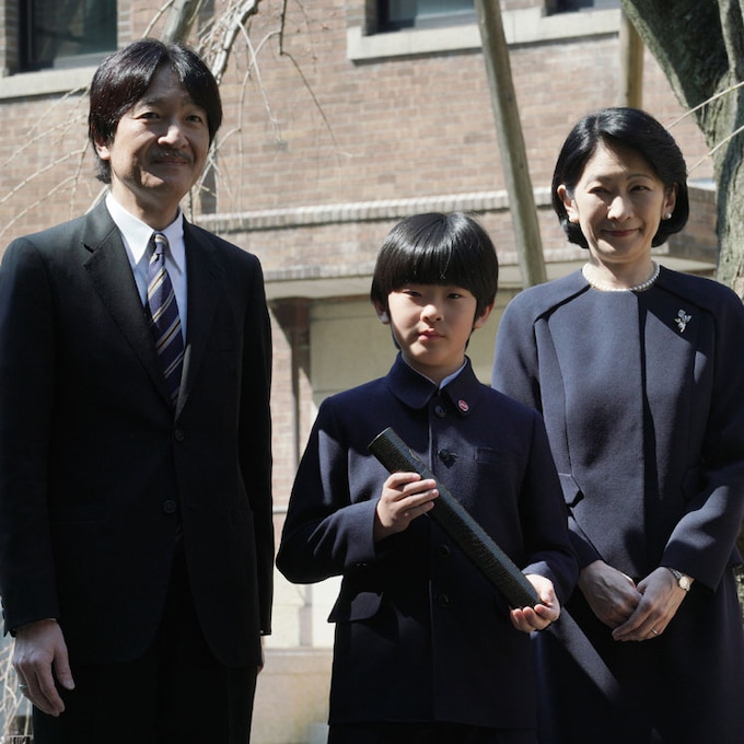 Encuentran dos cuchillos en el pupitre del colegio de Hisahito de Japón
