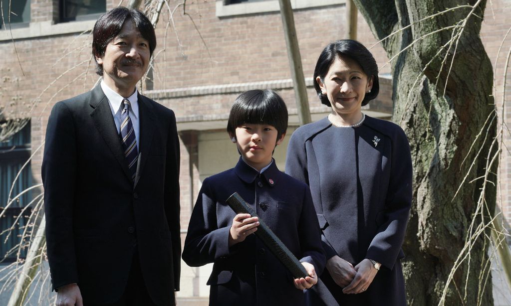 Encuentran dos cuchillos en el pupitre del colegio de Hisahito de Japón