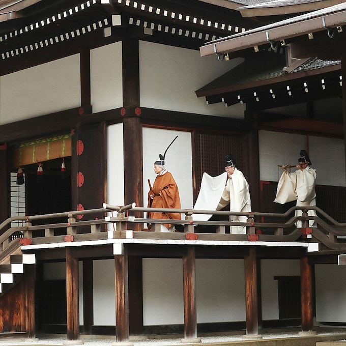 El emperador Akihito participa en un ritual sintoísta previo a su abdicación
