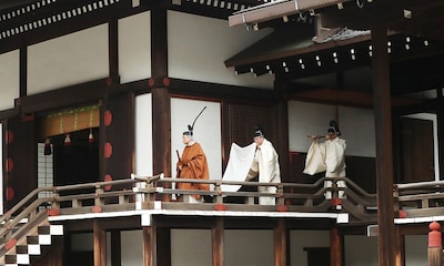 El emperador Akihito participa en un ritual sintoísta previo a su abdicación