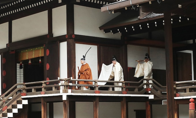 Akihito de Japón participa en un ritual sintoísta previo a su abdicación