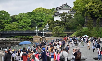 FOTOGALERÍA: los japoneses se echan a las calles para vivir un día insólito en su monarquía