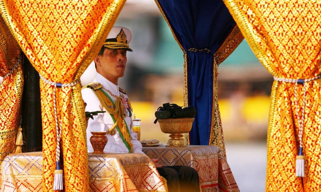 El rey de Tailandia se casa por sorpresa antes de su coronación y nombra a la reina Suthida