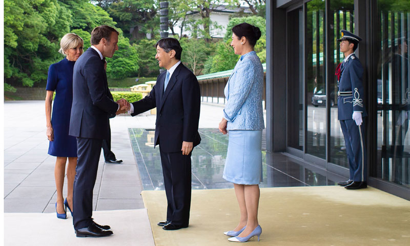 Los emperadores de Japón reciben a Emmanuel Macron y su esposa en el palacio imperial de Tokio