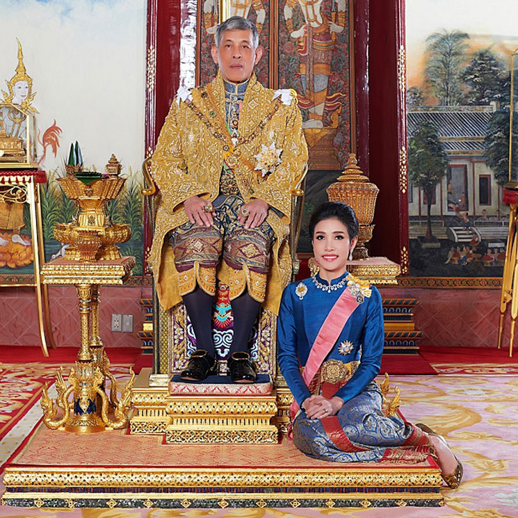 El rey de Tailandia sorprende al presentar a su nueva 'consorte' tres meses después de su boda