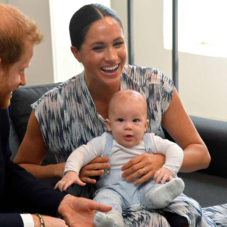 Un risueño Archie asiste a su primer acto oficial con sus padres los duques de Sussex
