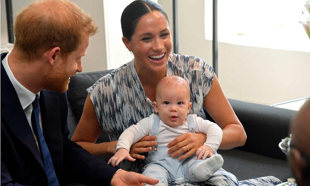Un risueño Archie asiste a su primer acto oficial con sus padres los duques de Sussex
