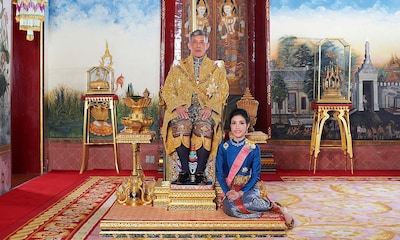Tras despojar de sus títulos a su consorte, el Rey de Tailandia despide ahora a seis trabajadores