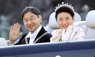 Música y mucha emoción en el desfile de los emperadores Naruhito y Masako de Japón