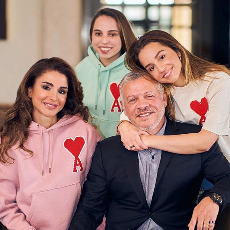 Rania de Jordania presume de hijas con una simbólica felicitación