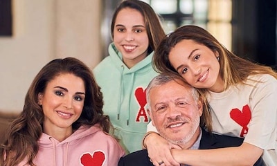Rania de Jordania presume de hijas con una simbólica felicitación