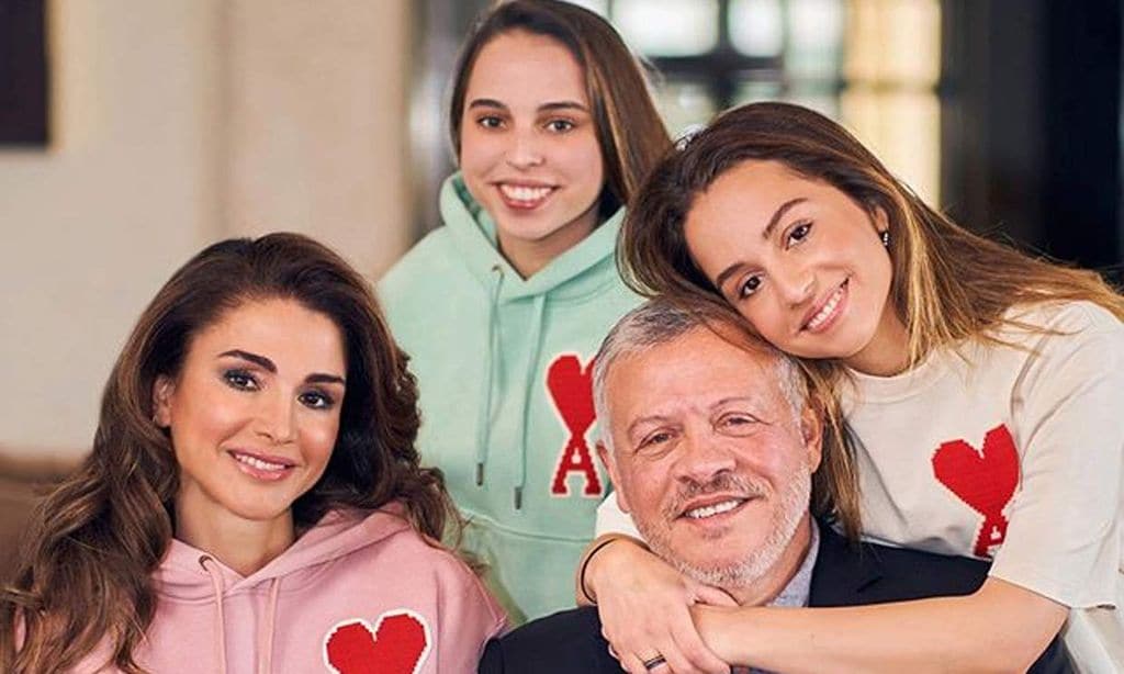 Rania y Abdalá de Jordania con sus hijos