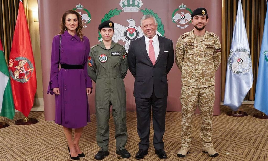 Salma de Jordania, hija de Abdalá y Rania, se convierte en la primera mujer piloto de su país