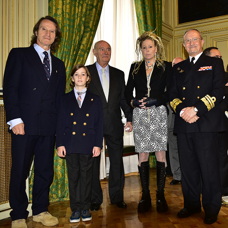 Kitín Muñoz recibe la Cruz del Mérito Naval acompañado por Kalina de Bulgaria y el hijo de ambos