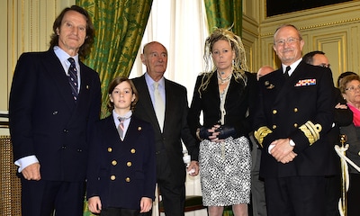 Kitín Muñoz recibe la Cruz del Mérito Naval acompañado por Kalina de Bulgaria y el hijo de ambos