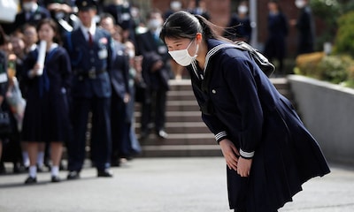 Con mascarilla y sin sus padres: la atípica ceremonia de graduación de Aiko de Japón