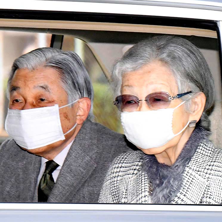 Akihito y Michiko de Japón abandonan con mascarilla el que ha sido su hogar durante 26 años