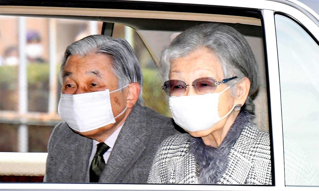Akihito y Michiko de Japón abandonan con mascarilla el que ha sido su hogar durante 26 años
