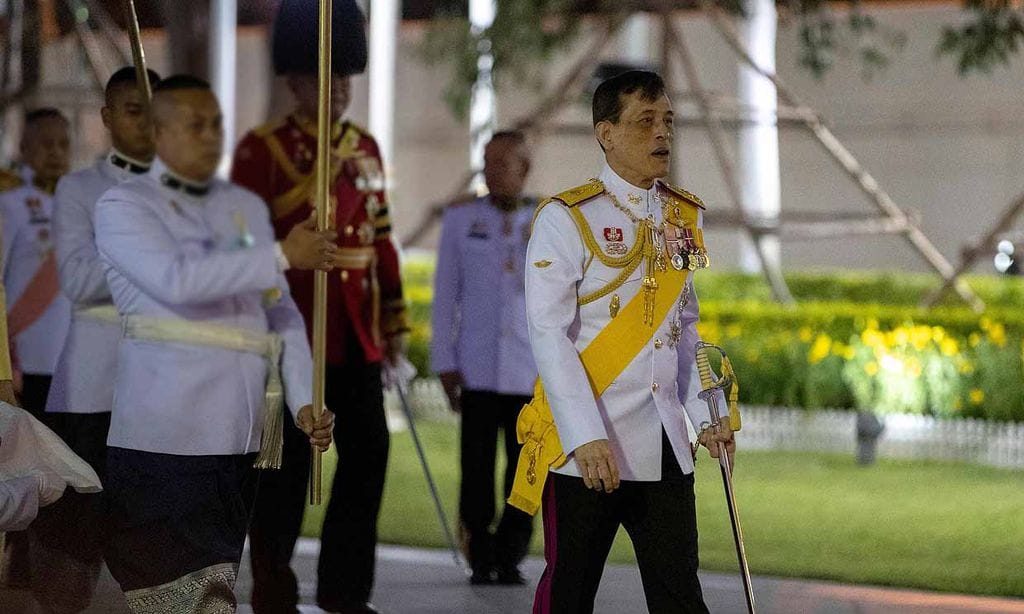Nuevo capítulo en la polémica cuarentena del rey de Tailandia: se enfrenta a un fotógrafo en su vuelta a Alemania