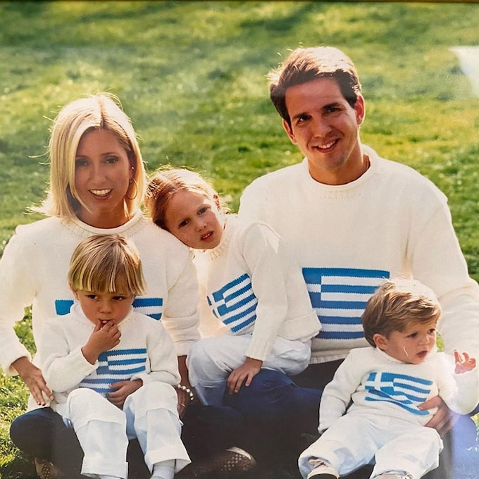 Marie Chantal y sus hijos rescatan el álbum familiar más divertido para felicitar a Pablo de Grecia