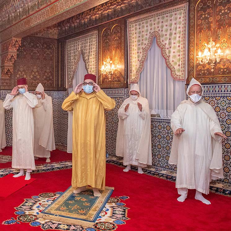 Mohamed VI y su hijo Moulay Hassan, con mascarilla en un importante acto del Ramadán