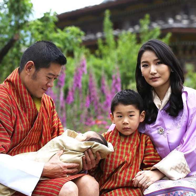 Los reyes de Bután nos presentan a su segundo hijo