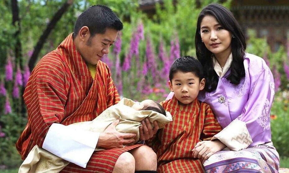 Los reyes de Bután presentan a su segundo hijo