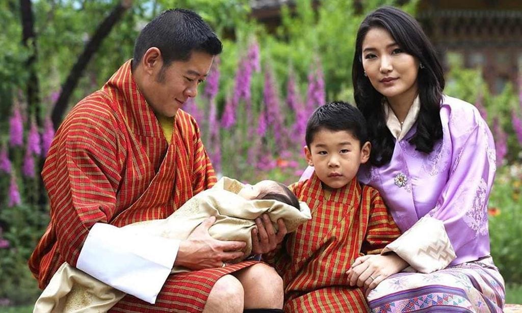 Los reyes de Bután nos presentan a su segundo hijo