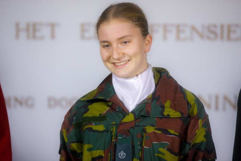Reinas y princesas vestida de militares Foto 1