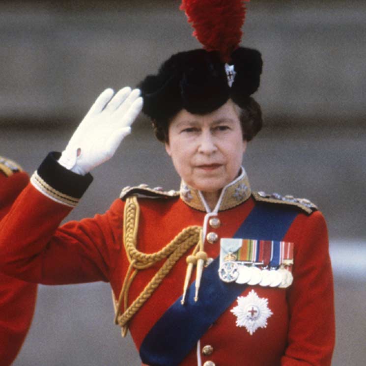 Cuando reinas y princesas cambian la tiara por el uniforme militar