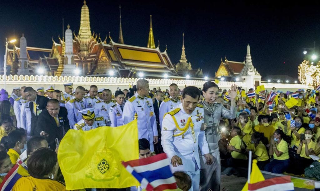 El espectacular baño de multitudes del rey de Tailandia con su mujer, la reina Suthida, y sus dos hijas