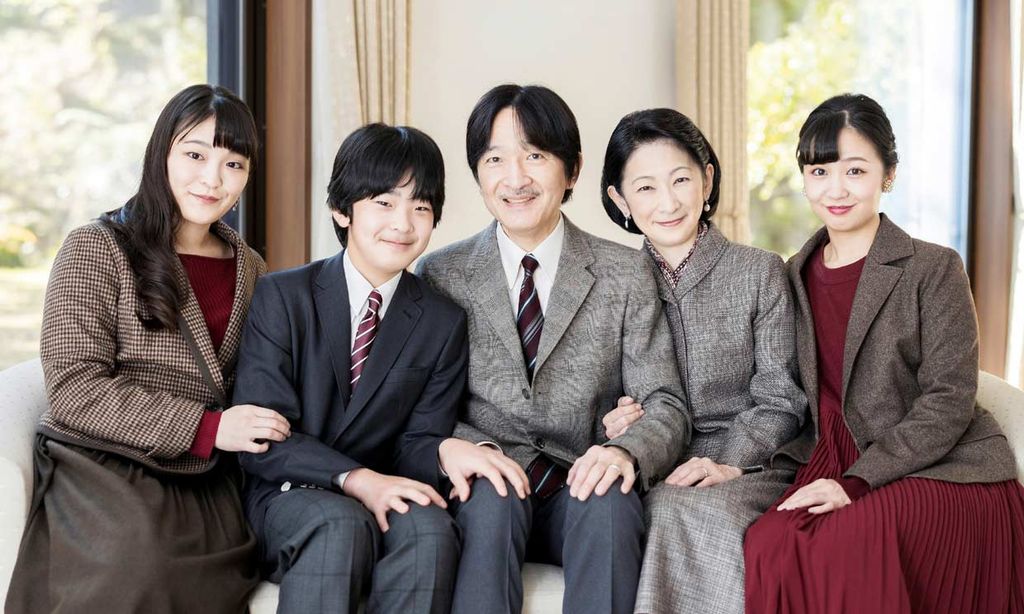 Akishino de Japón con su familia