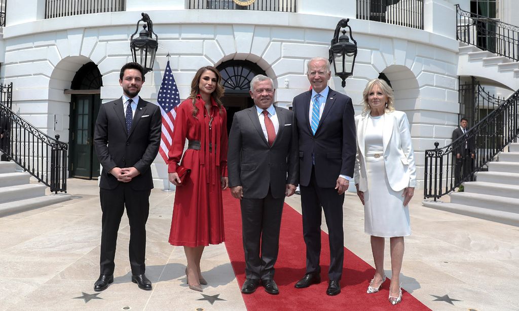 Abdalá y Rania de Jordania dan protagonismo al príncipe Hussein en un momento clave