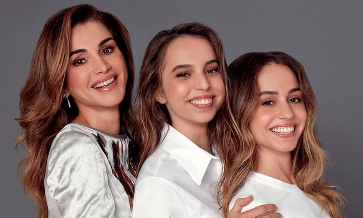 Rania de Jordania comparte un emotivo vídeo con imágenes inéditas para felicitar a sus hijas Salma e Imán