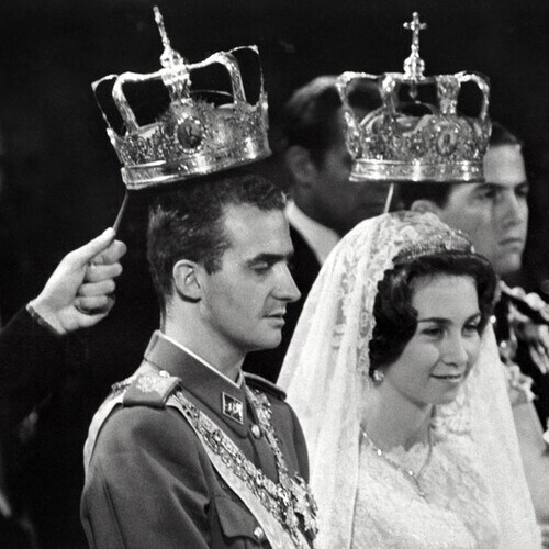 Recordamos la boda de don Juan Carlos y doña Sofía en la catedral de Atenas, el mismo escenario que la de su sobrino