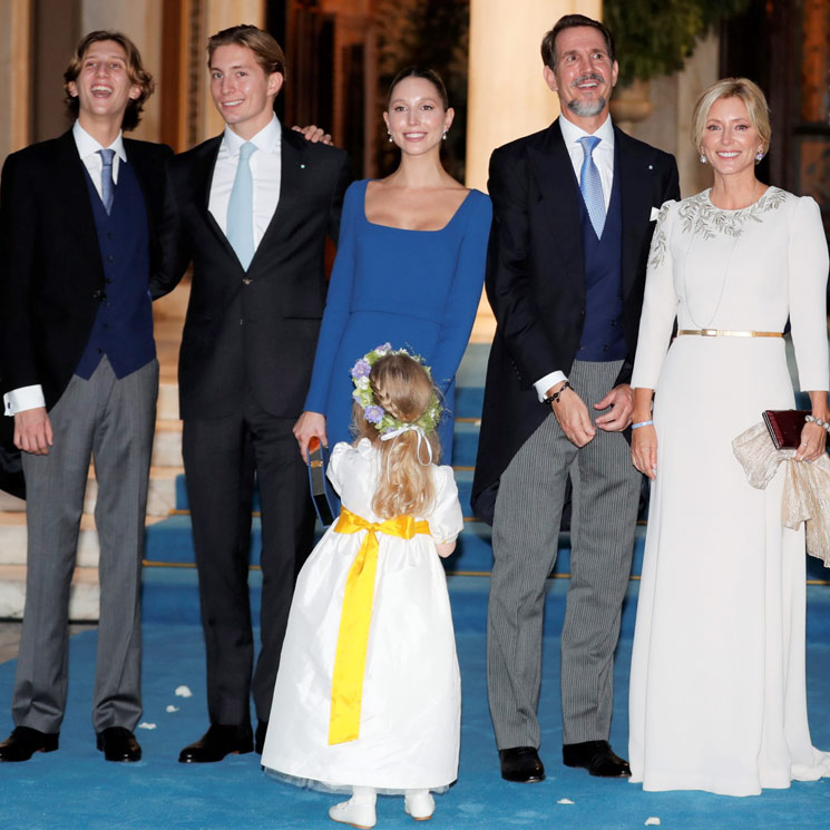 Posados, besos y abrazos: las fotos de familia más bonitas que nos ha dejado la boda de Philippos de Grecia y Nina Flohr