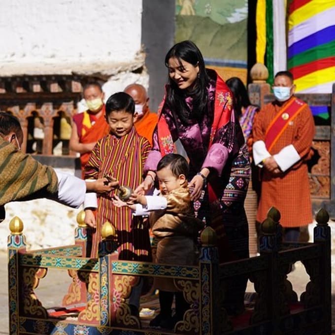 ¡Qué monada! La reina de Bután se lleva a sus hijos de viaje oficial