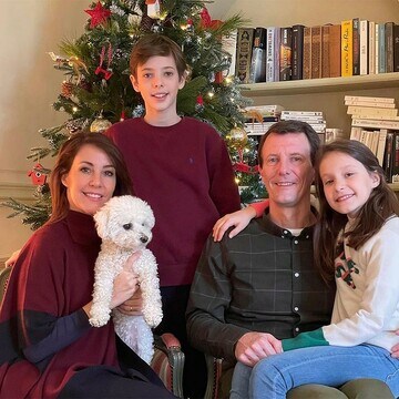 Abrazados, sonrientes y con su mascota: Joaquín y Marie de Dinamarca felicitan junto a sus hijos la Navidad