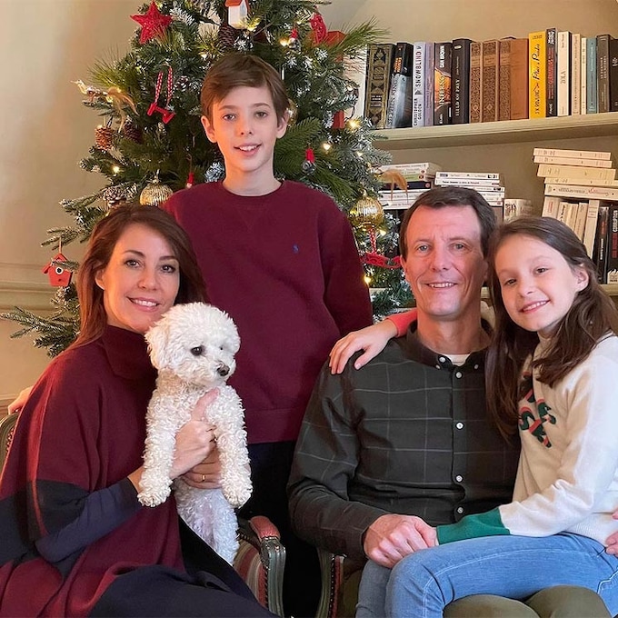 Abrazados, sonrientes y con su mascota: Joaquín y Marie de Dinamarca felicitan junto a sus hijos la Navidad