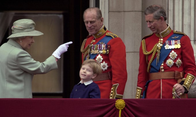 Reina Isabel II, el duque de Edimburgo y el príncipe Carlos en el balcón del Palacio de Buckingham