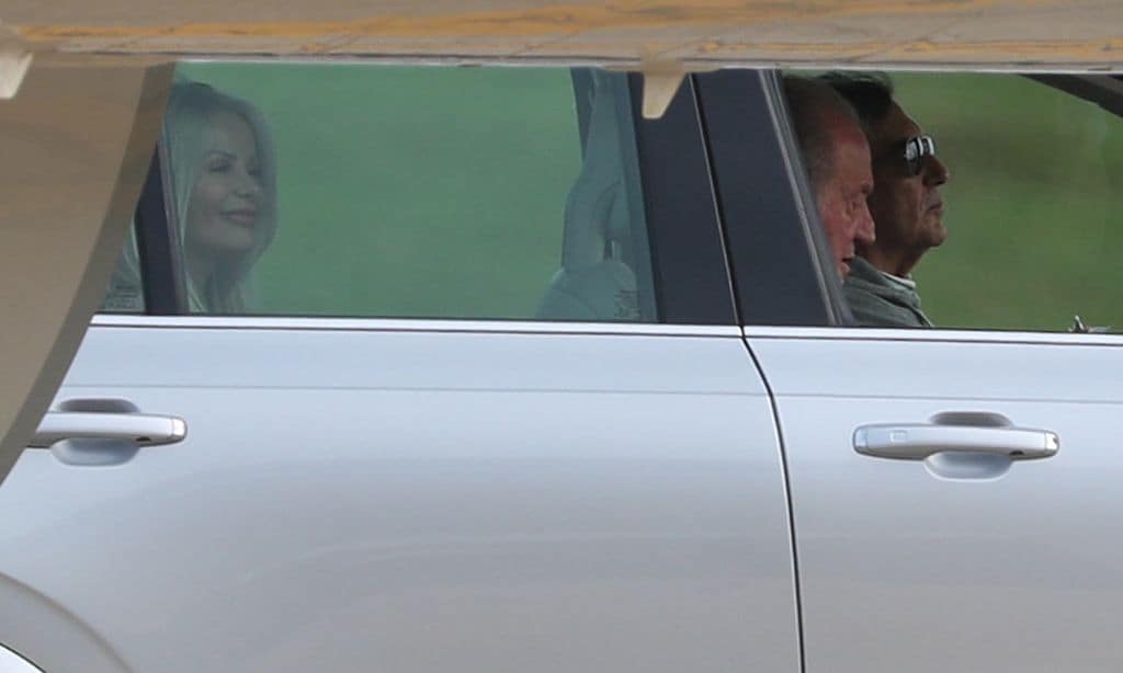 Rey Juan Carlos: las personas que le esperaban en el aeropuerto 
