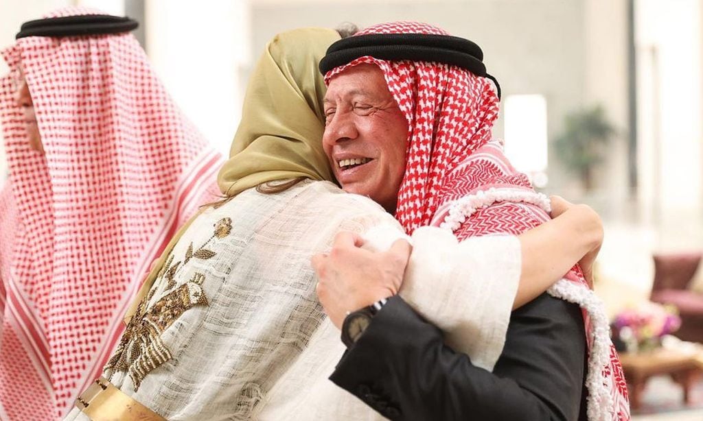 De la reacción de los reyes de Jordania al impresionante anillo: los detalles del compromiso del príncipe Hussein