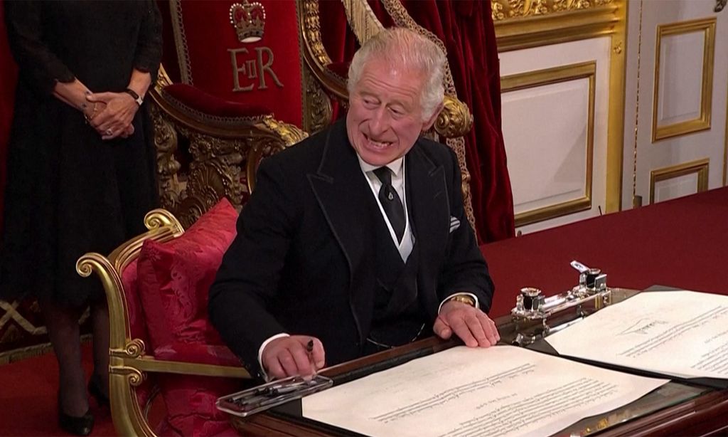 El gesto viral de Carlos III al estampar la firma durante su proclamación como Rey