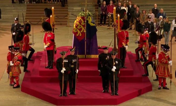 Un guardia real se desploma durante la capilla ardiente de la reina Isabel II, ¡y el vídeo se hace viral!